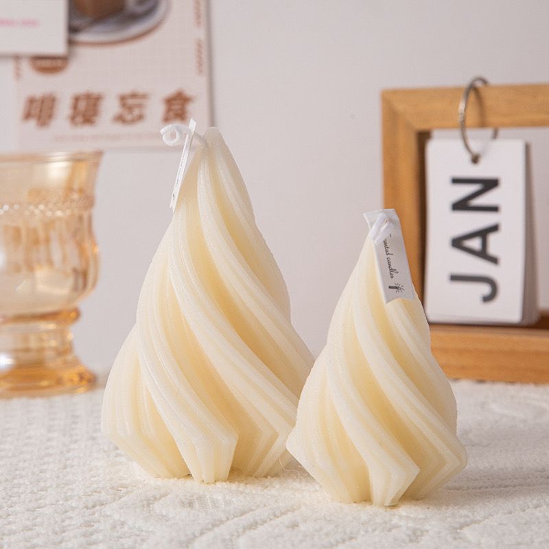 شمعة شجرة الكريسماس لتجديد ديكور المنزل وتعطير الأجواء وإضفاء اجواء رومانسية هادئة​