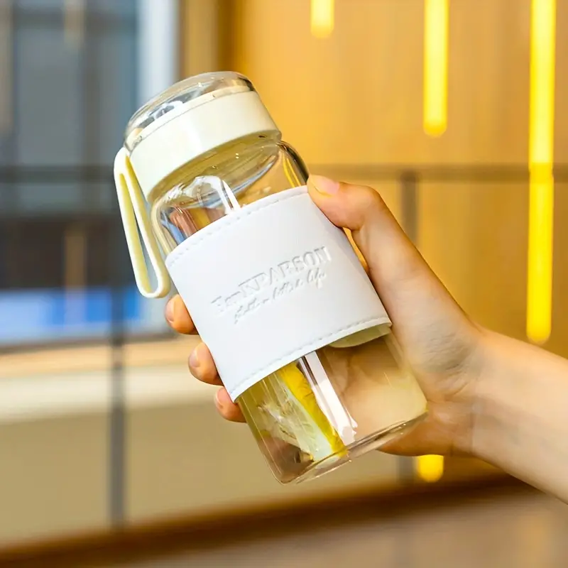 مج زجاج 340 ملي للمياه والعصائر والمشروبات البارده والساخنة بجزء جلد عازل للحراره ومصفاه بيد