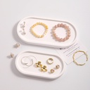 حامل هاند ميد للأكسسوارات وقطع الديكور وأقلام الروج والشموع من الجبس الأبيض