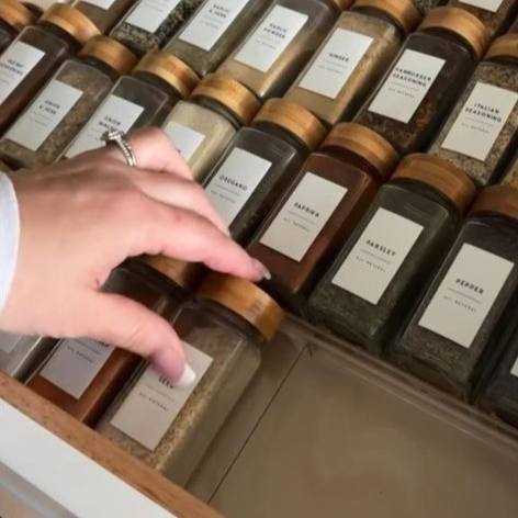 رف اكليريك حامل ومنظم لبرطمانات التوابل داخل الأدراج وعلي رخامة المطبخ